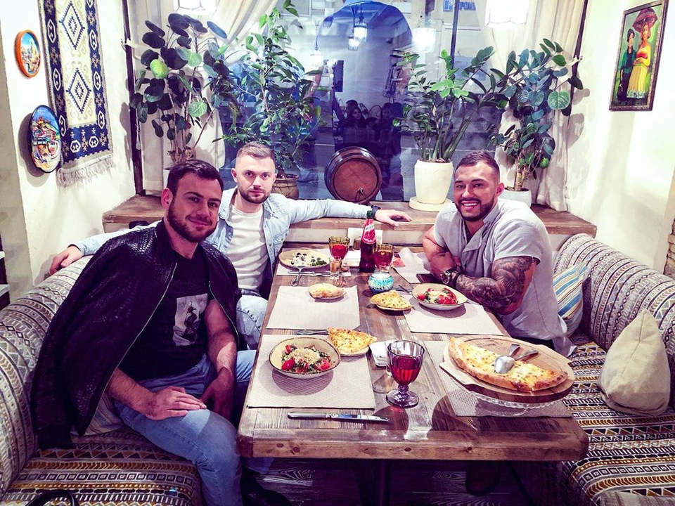 Виктор с друзьями по проекту Валерой Блюменкранцем и Саймоном Марданшиным ​Фото: «Инстаграм»  