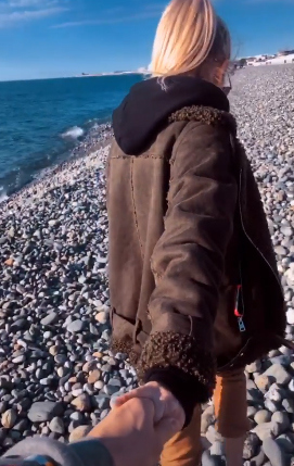 Парочка гуляет по берегу Чёрного моря ​Фото: «Инстаграм»  
