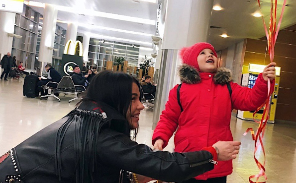 Саша Шева встречала дочку в аэропорту ​Фото: «Инстаграм»  
