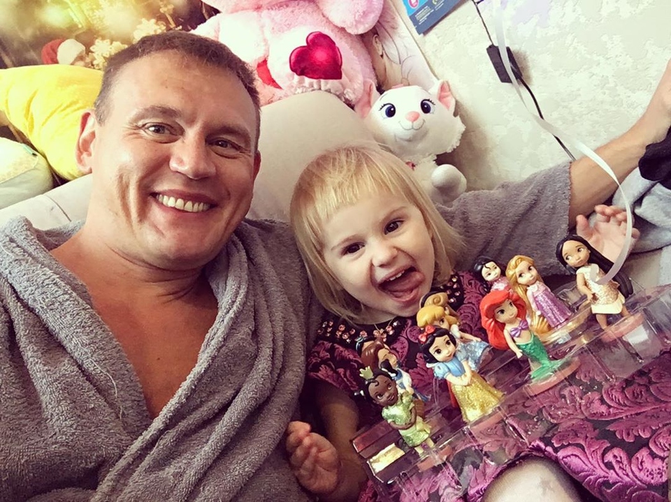 «Спасибо тебе, дорогая Геленька, за этих чудесных куколок для Варюши», — подписал это фото с дочкой Степан Фото: «Инстаграм»  