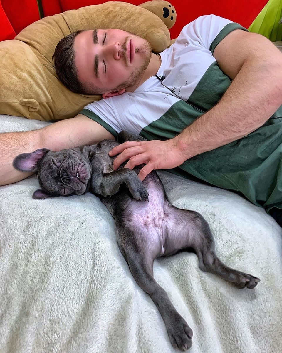 Парень обожает свою собаку ​Фото: «Инстаграм» 