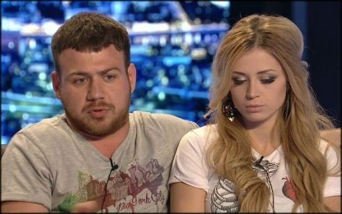 Мужчина отмечает день рождения. 