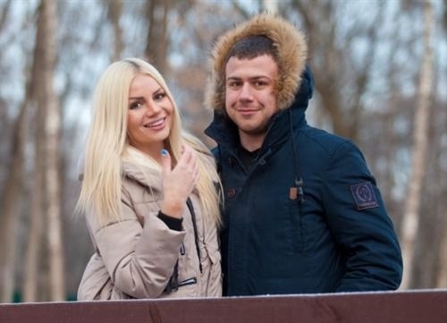 Мужчина отмечает день рождения. 