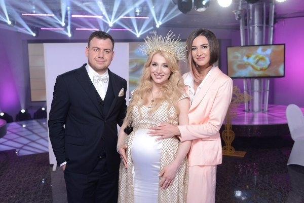 Мужчина отмечает день рождения. 