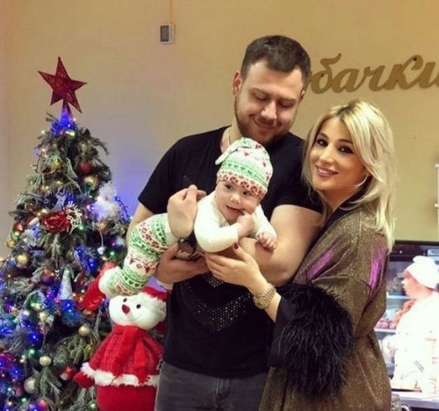 Мужчина отмечает день рождения. 