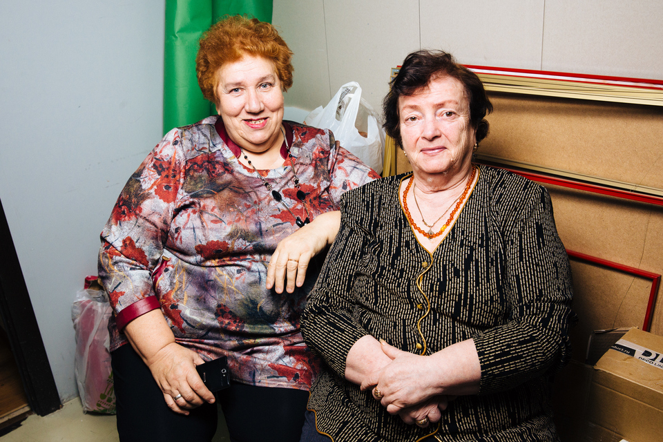 Надежда Васильевна (слева) очень переживает из-за квартирного вопроса ​Фото: Архив Dom2Life.ru 