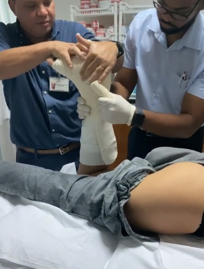 Ещё в ноябре медики на Сейшелах наложили Насте гипс на ногу ​Фото: Кадр видео 