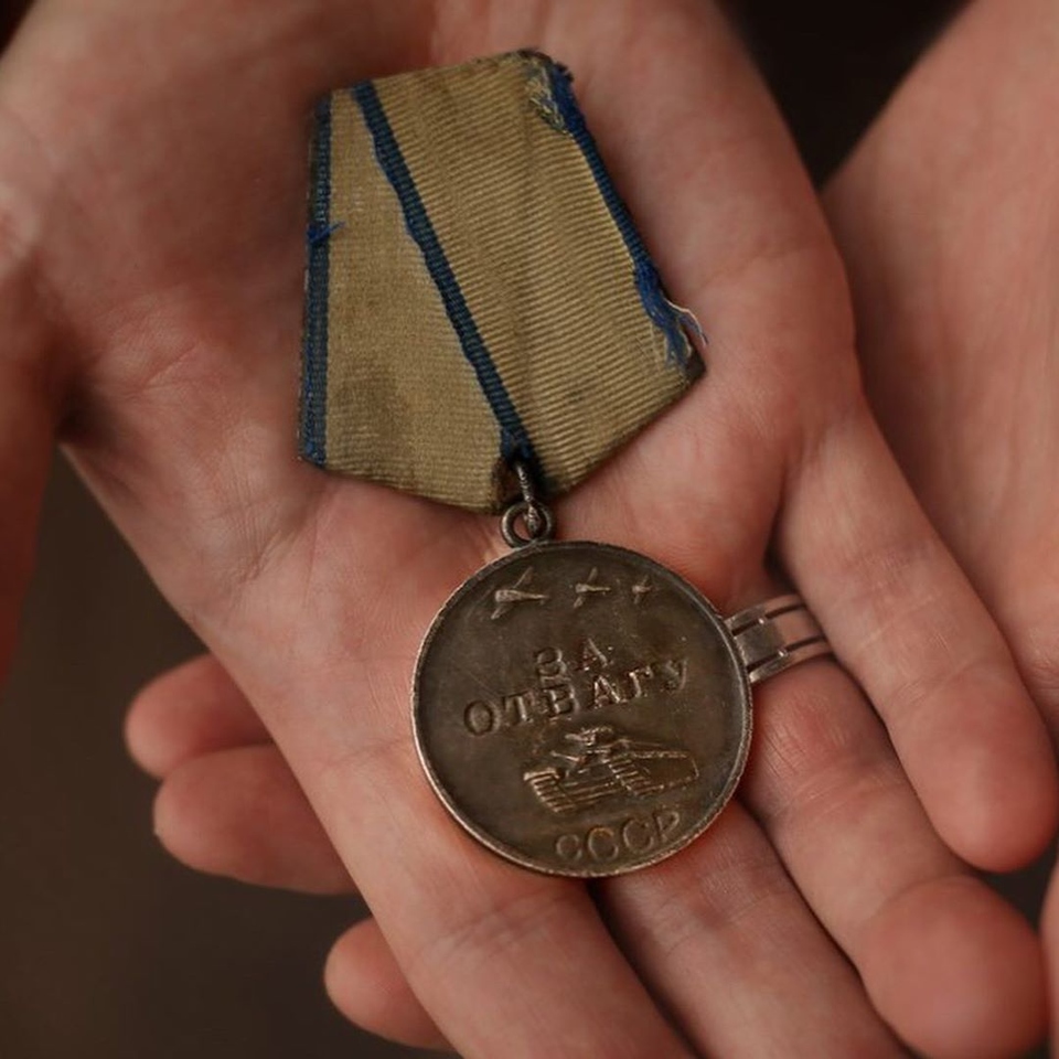 Черкасов показал медаль деда ​Фото: «Инстаграм» 