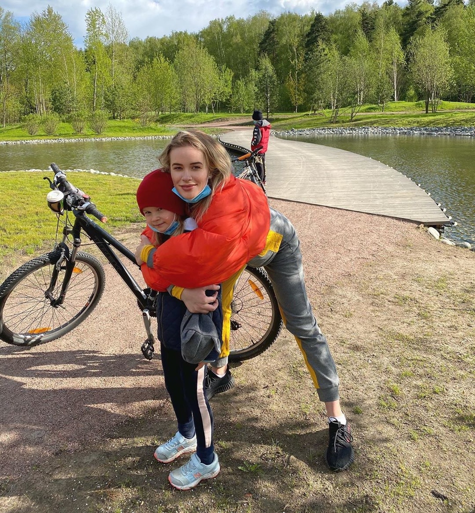 Бушина с дочкой катается на велосипедах Фото: «Инстаграм» 