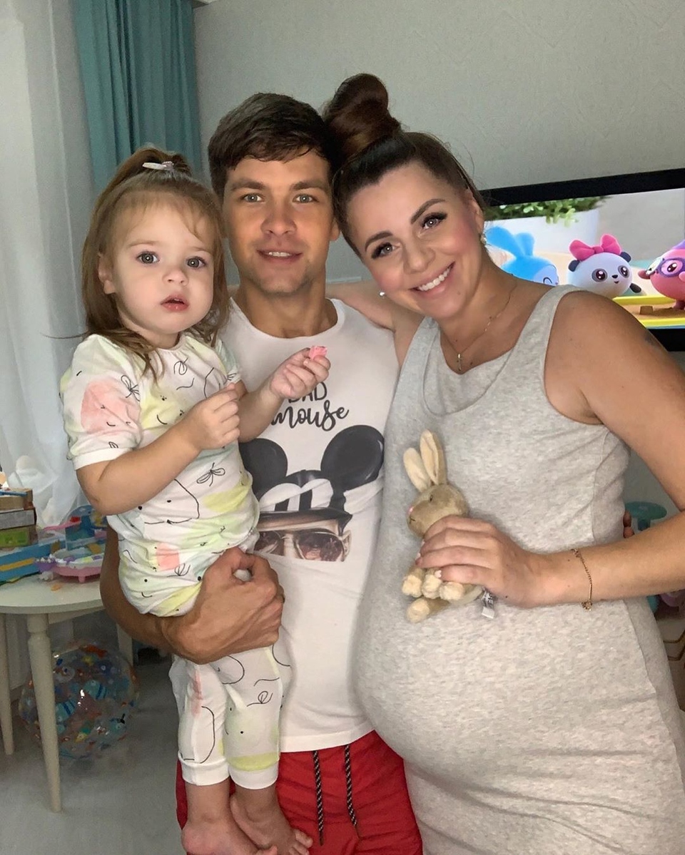 Оля сообщила, что новорождённая дочь похожа на Василису Фото: «Инстаграм» 