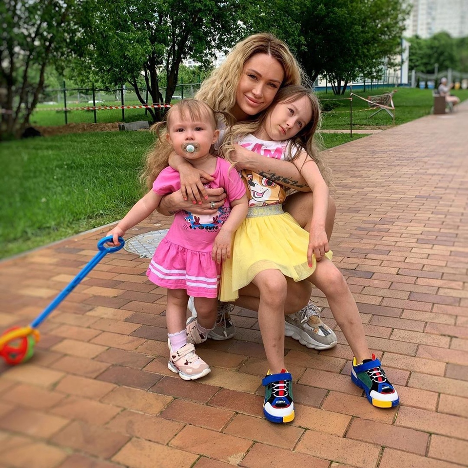 Алёна сообщила старшей дочери о грядущем пополнении ​Фото: «Инстаграм» 