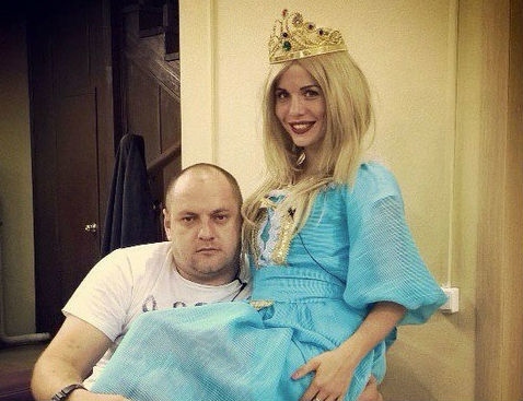 Илья будет платить алименты их с Сашей дочери по суду ​Фото: «Инстаграм»  
