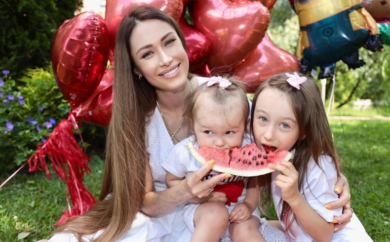 Алёна Ашмарина с дочерьми ​Фото: «Инстаграм» 