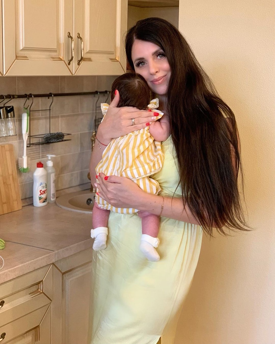 Оля с младшей дочкой на кухне в квартире Алёны ​Фото: «Инстаграм»  