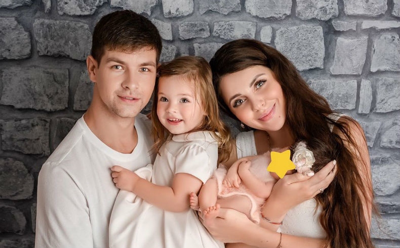 Дима Дмитренко и Оля Рапунцель с дочерьми ​Фото: «Инстаграм» 