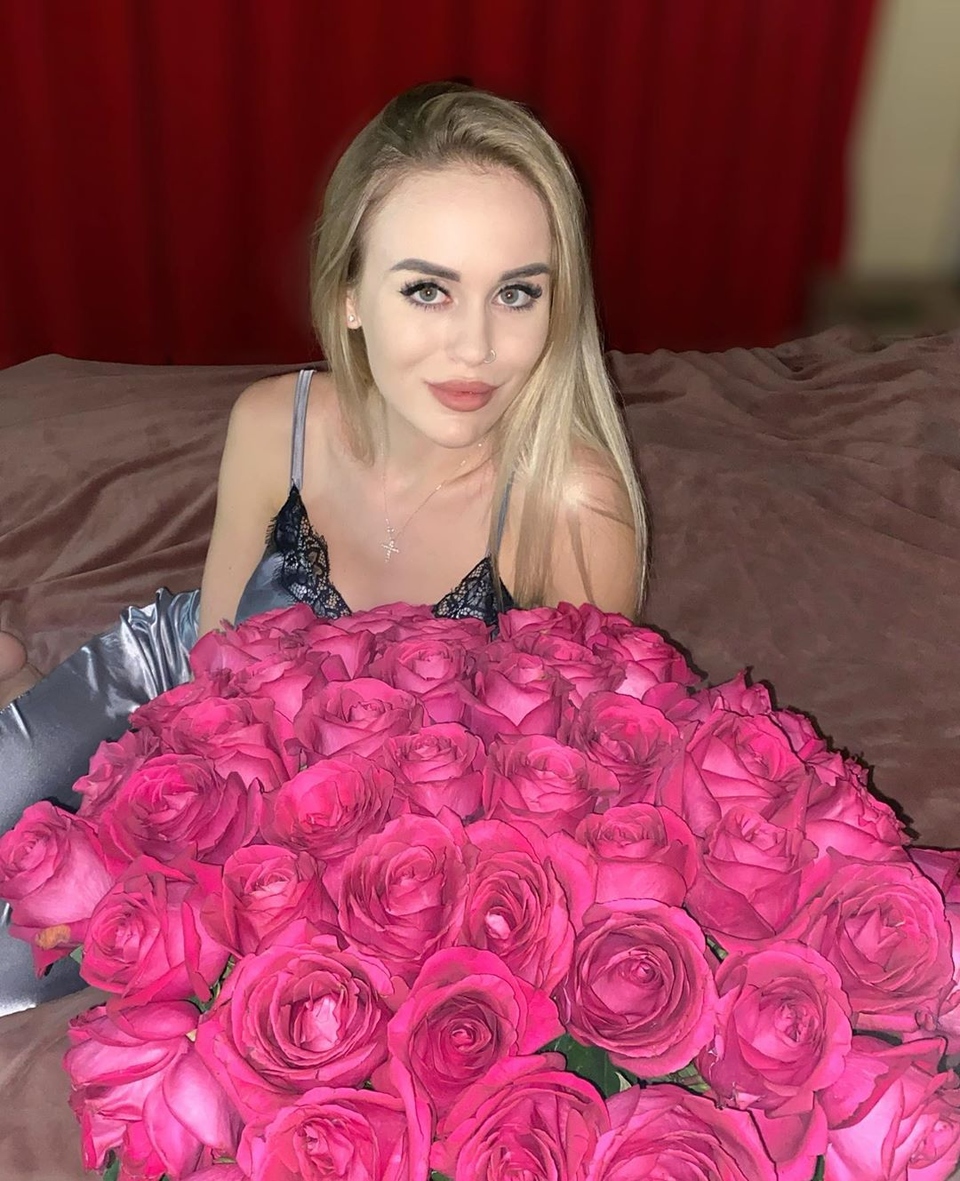 Милена с букетом роз, подаренным ей Лёшей ​Фото: «Инстаграм» 