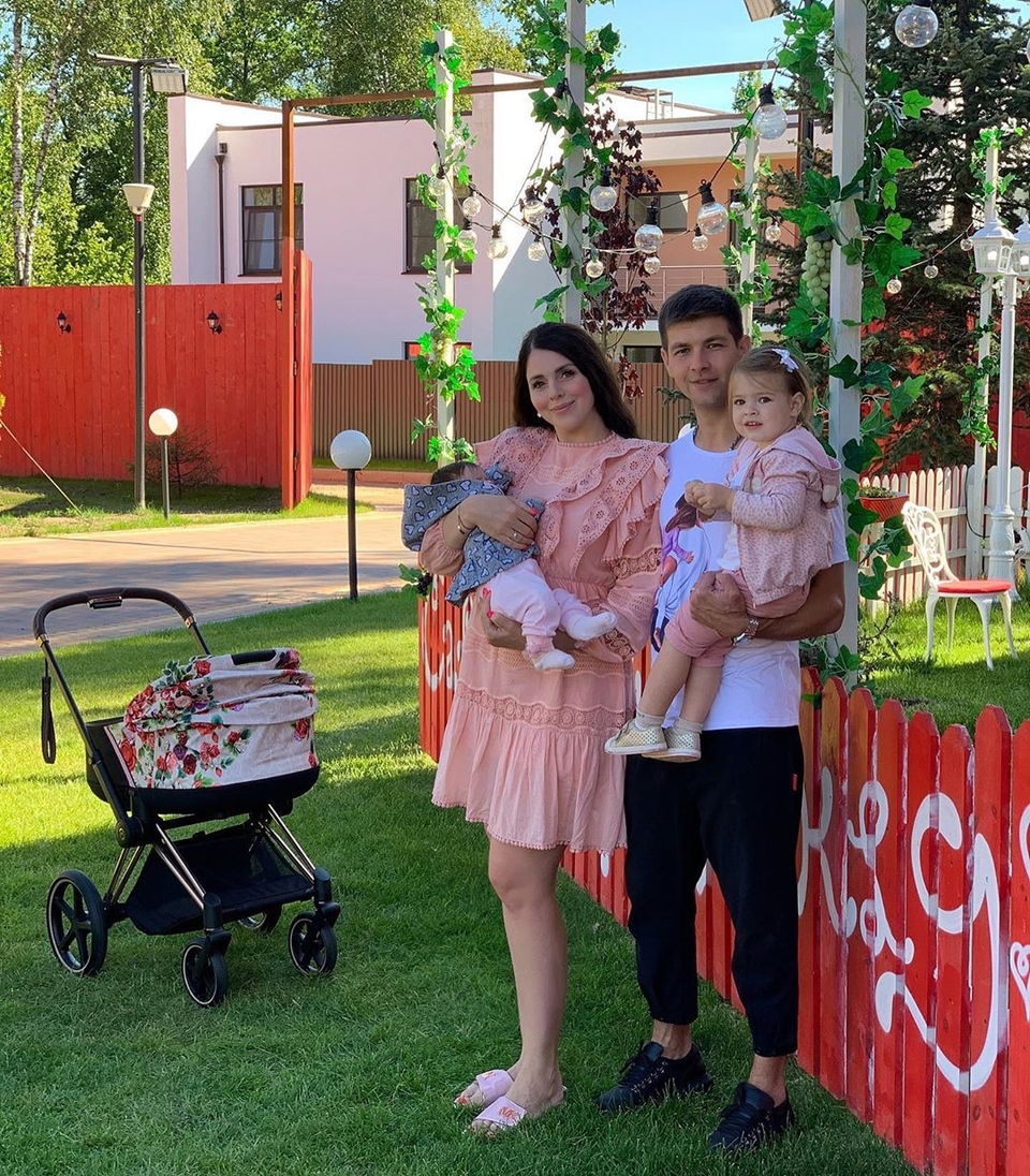 Оля и Дима признаются, что с двумя детьми им на Поляне нелегко Фото: «Инстаграм»  
