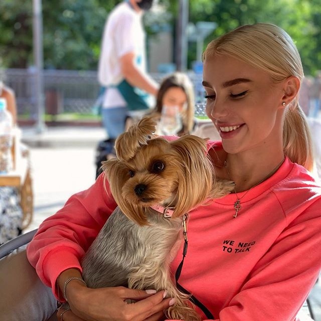 Любимая питомица Насти осталась на попечении Никиты ​Фото: «Инстаграм»  