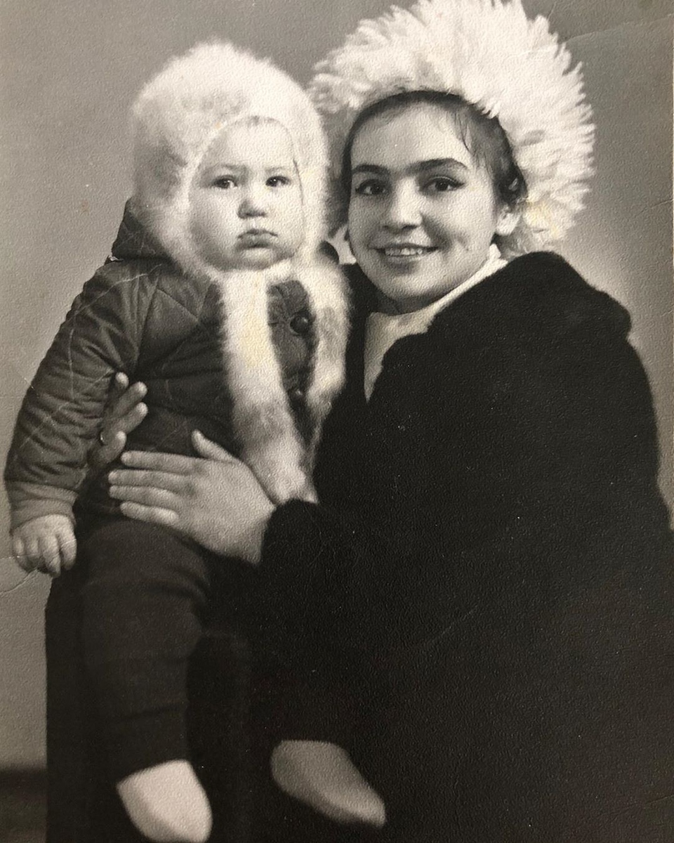 Мама Даны с сыном Русланом, которого не стало в 1991 году ​Фото: «Инстаграм»  