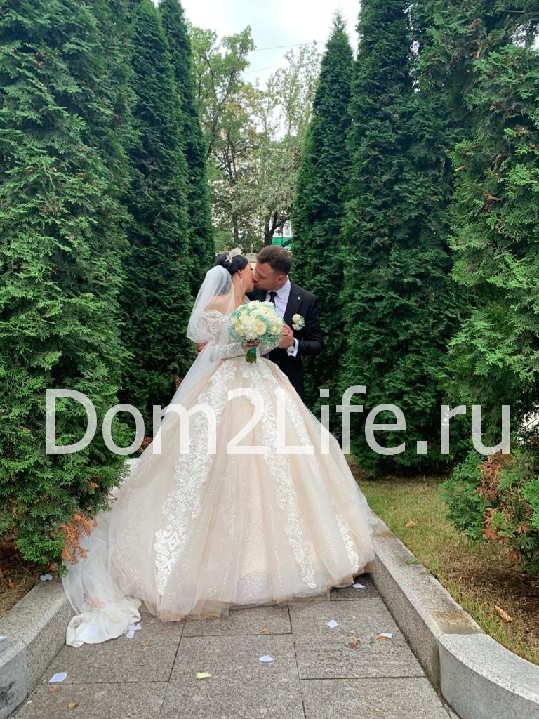 Новоиспечённые супруги с нежностью смотрят друг на друга ​Фото:&nbsp;Dom2LIfe.ru 