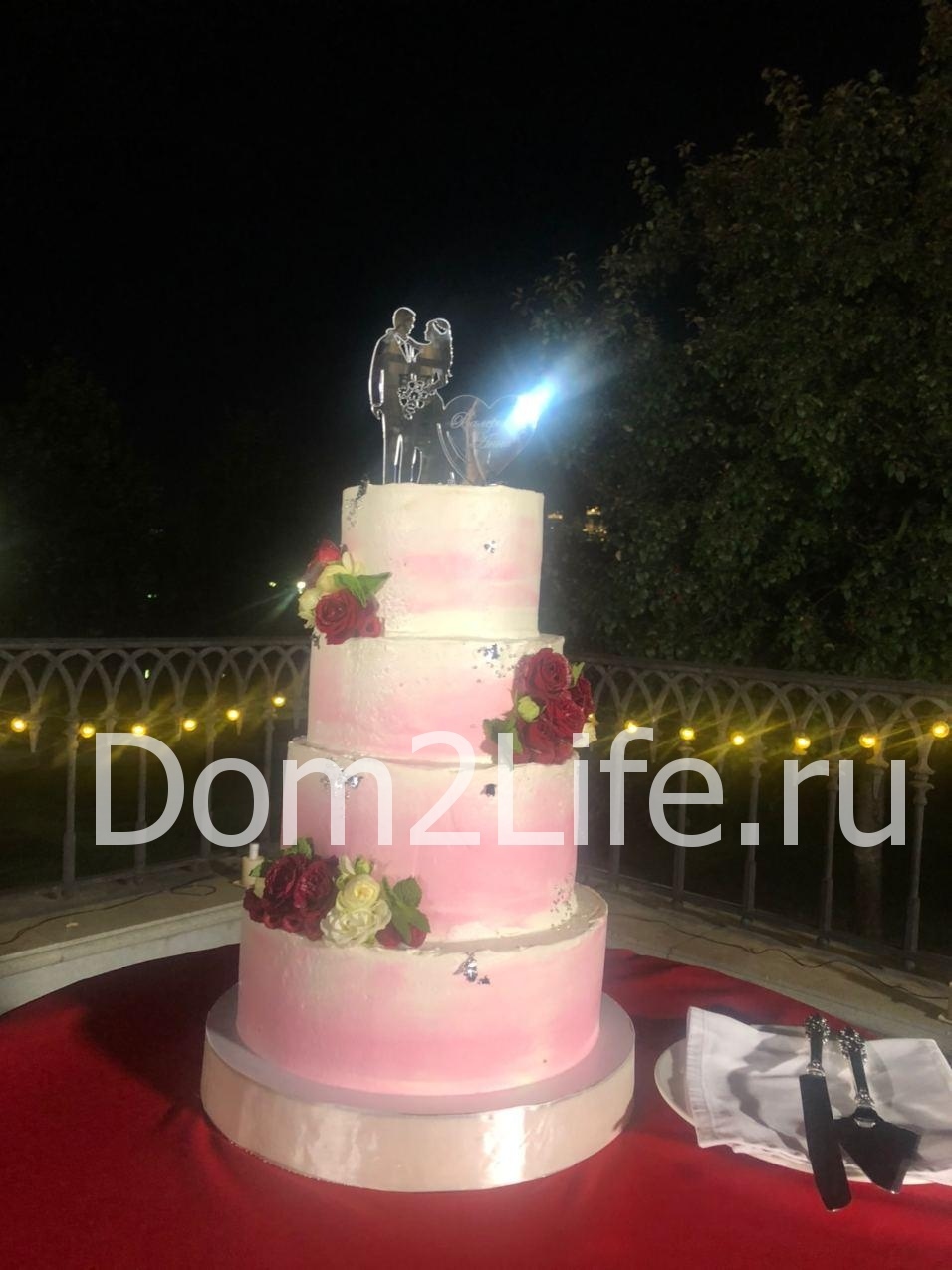 Свадебный торт украшен живыми цветами Фото: Dom2Life.ru 