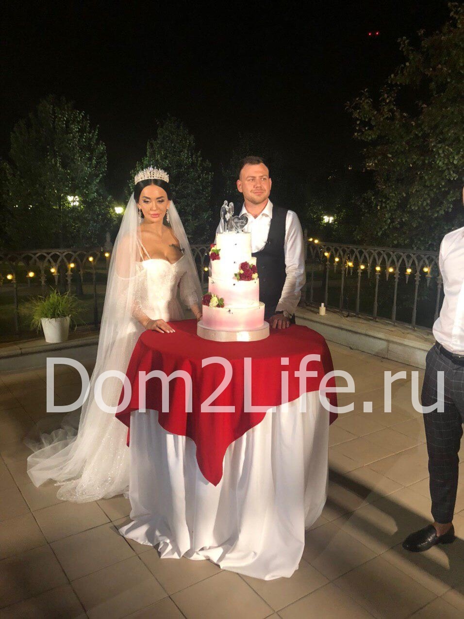 Аня и Валера режут свадебный торт ​Фото: Dom2Life.ru 