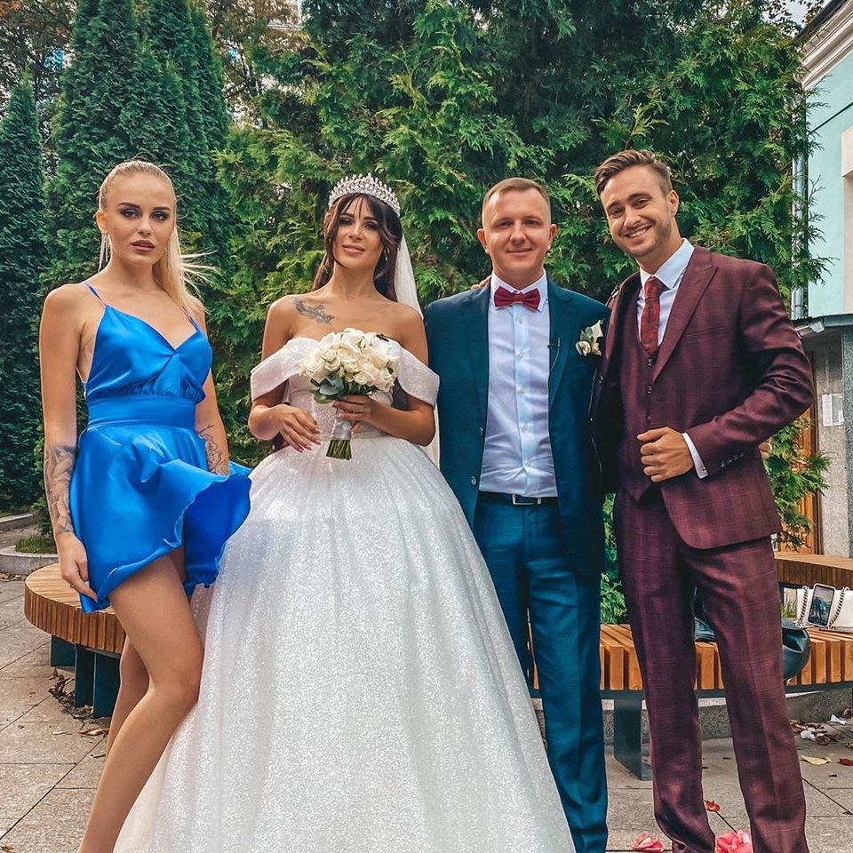 Новобрачные с Миленой Безбородовой и Лёшей Безусом ​Фото: «Инстаграм»  