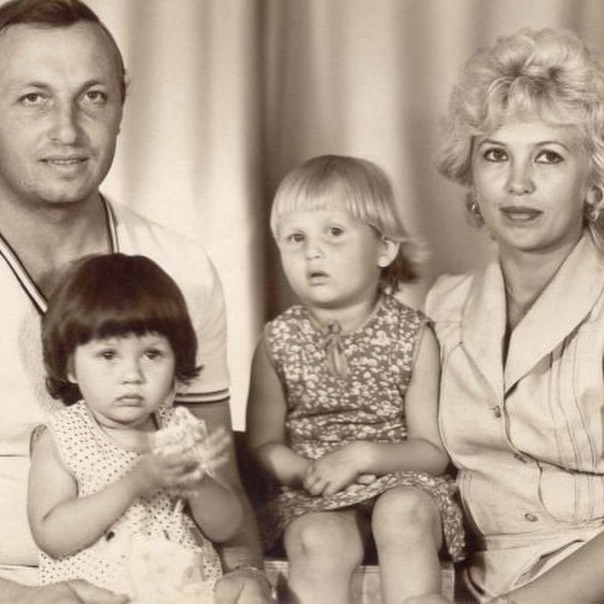 Маленькая Вика Боня с родителями и сестрой Фото: «Инстаграм»  