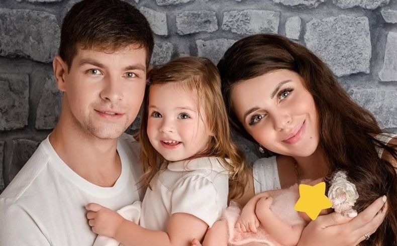 Оля Рапунцель и Дима Дмитренко с дочками Василисой и Софией ​Фото: «Инстаграм» 
