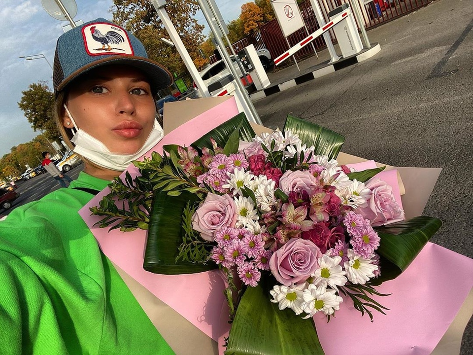 Букет цветов, который Женя вручил Саше в аэропорту, не спас ситуацию Фото: «Инстаграм»  