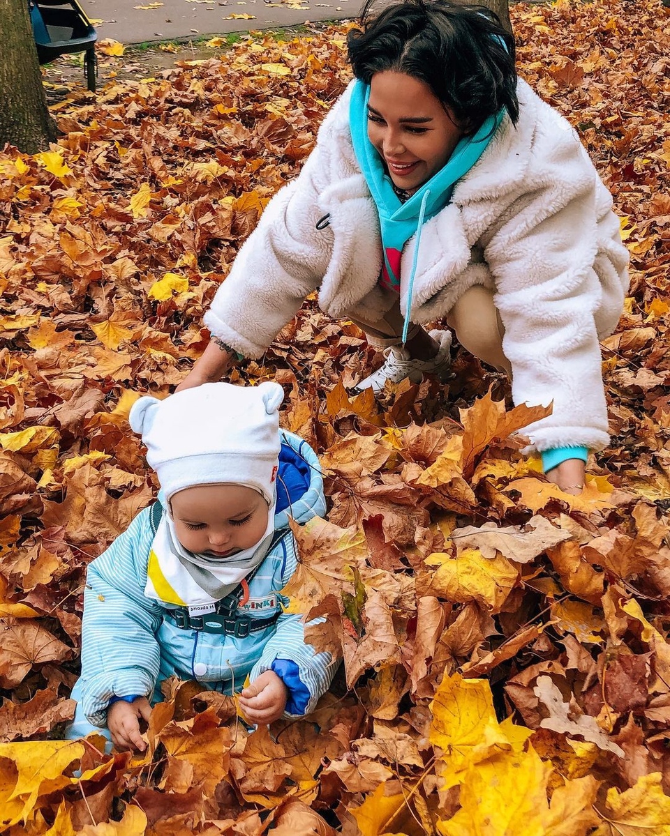 Катя с сыном Саввой обожают осенние прогулки ​Фото: «Инстаграм»  