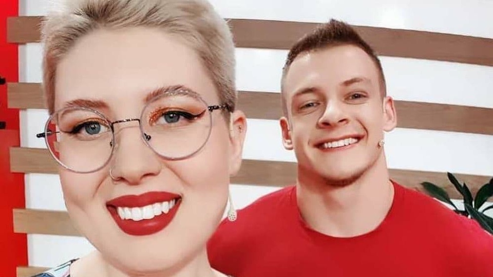 Обиженная девушка точит зуб на бывшего