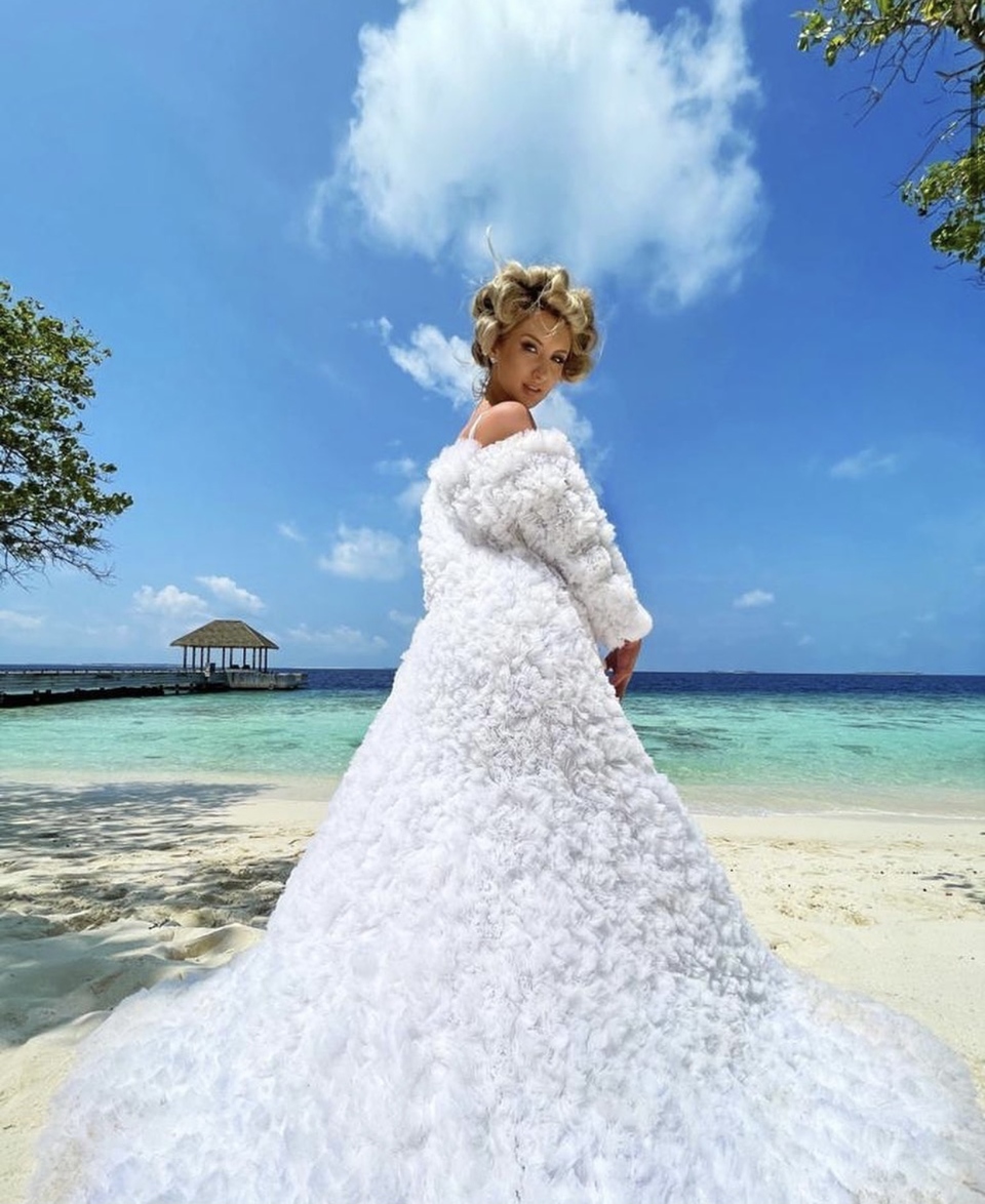 Белым платьем экс-участница намекнула на скорую свадьбу с бойфрендом